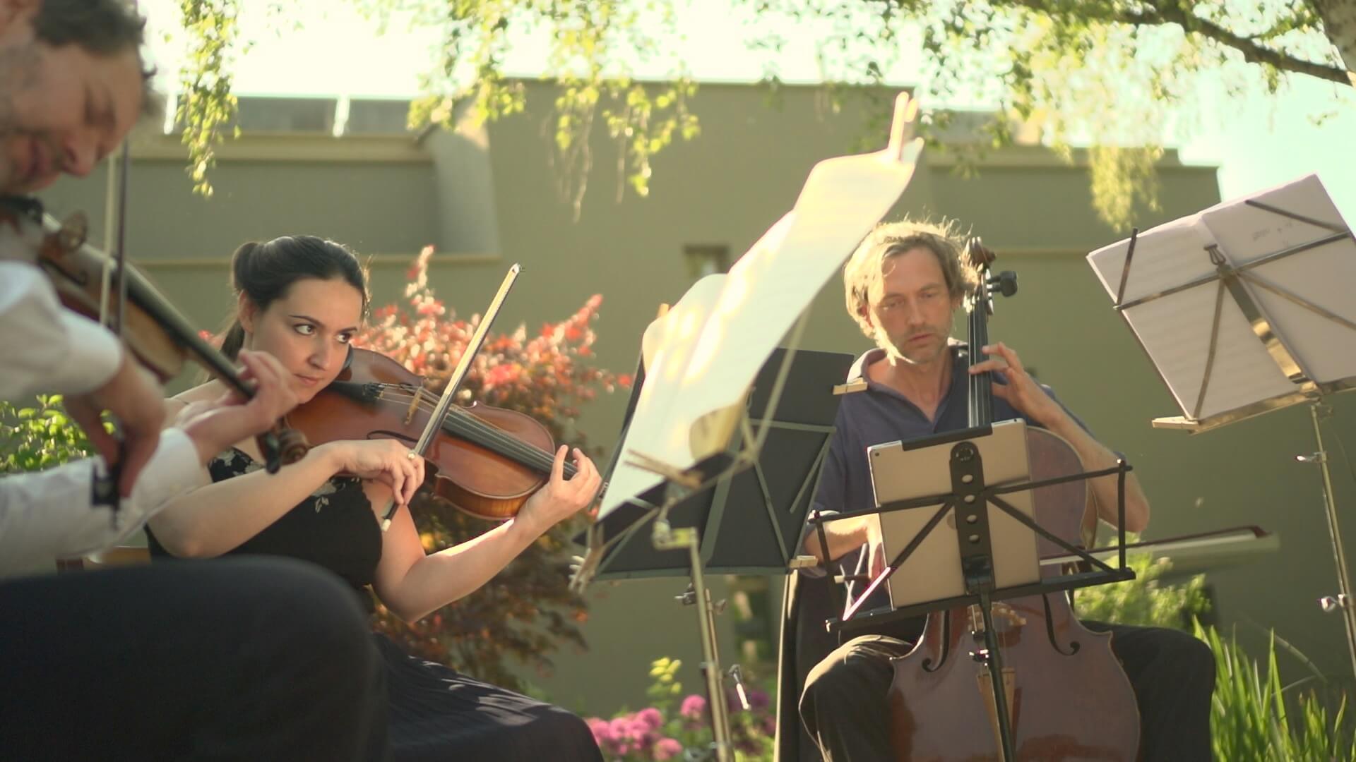 Ein Streichquartett spielt im Freien.