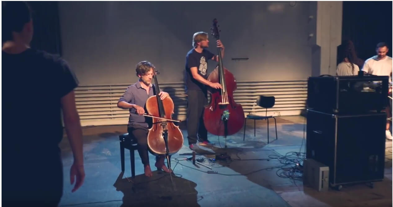 Ein Cellist und ein Kontrabassist musizieren gemeinsam.