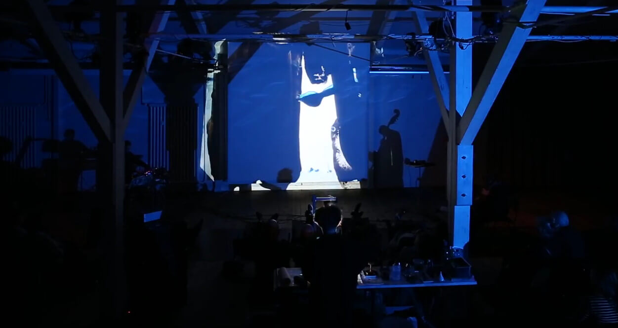 Konzertatmosphäre mit Lichteffekten und Projektionen.