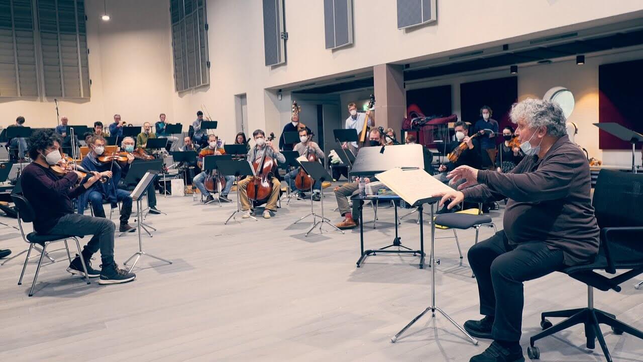 Probenatmosphäre. Das Orchester probt mit dem Dirigenten René Jacobs.