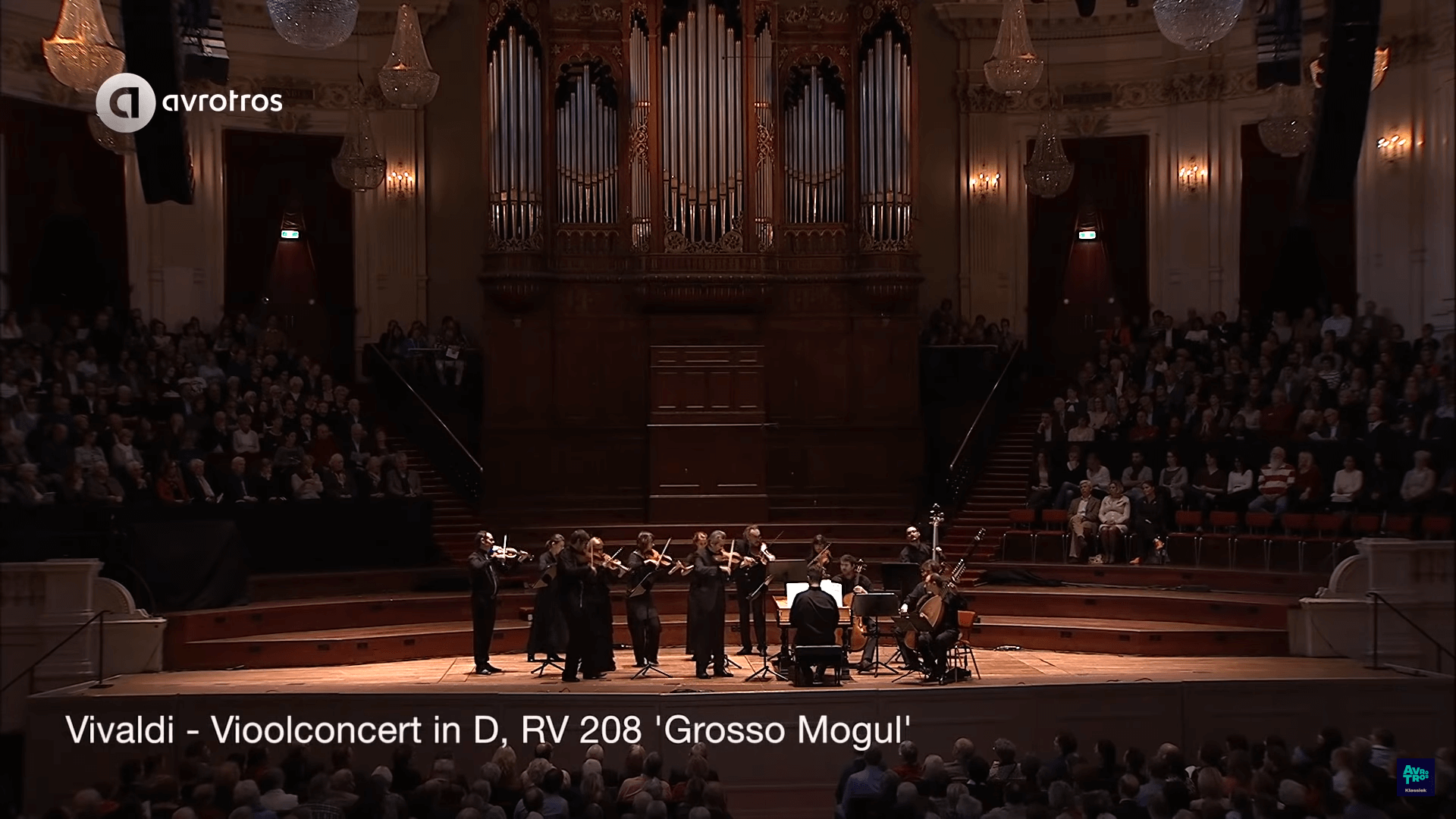 Das Orchester in kleiner Besetzung auf der Bühne.